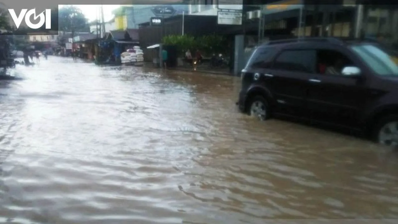 توقعات BMKG لأمطار غزيرة ورطوبة شديدة في كاليميت حتى 7 مارس